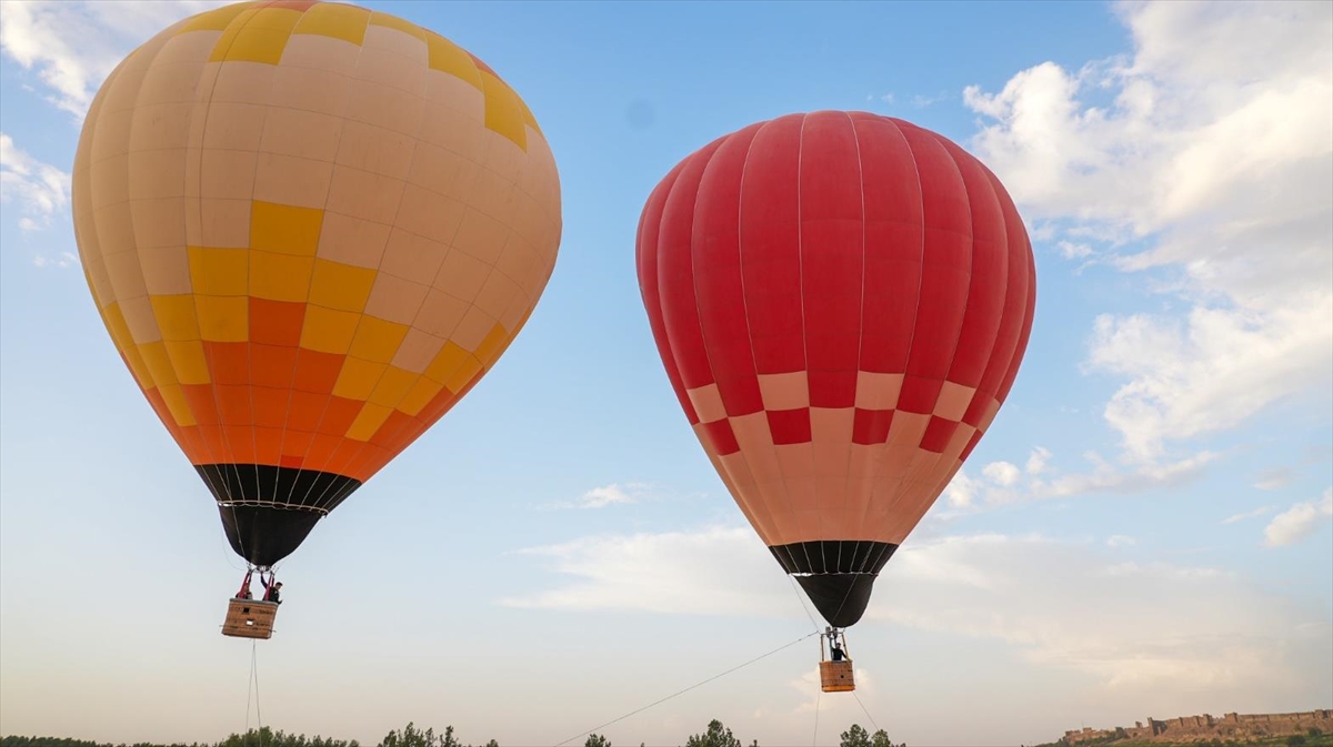 Kapadokya'nın simgesi balonlar Diyarbakır'da Dicle Vadisi'nde yükseldi