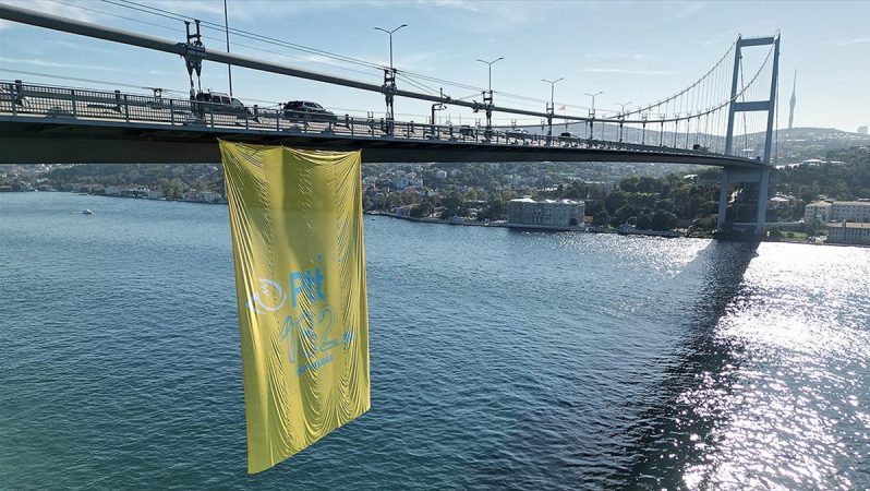 PTT bayrağı, kurumun 182. yılı dolayısıyla İstanbul Boğazı'nda dalgalanıyor